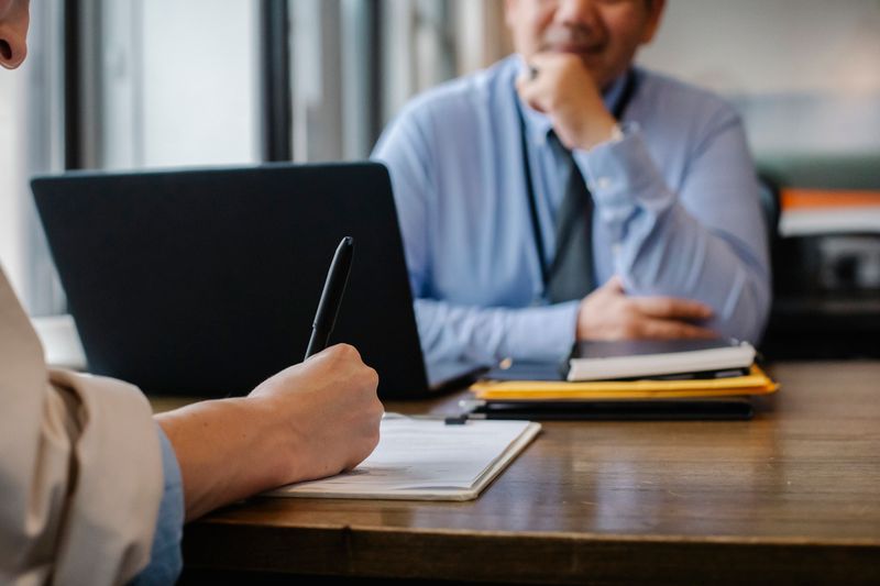 Documentos y anotaciones sobre una mesa de trabajo